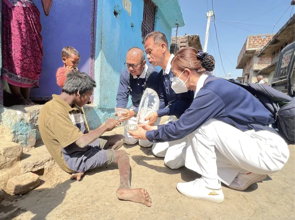 志工捧著佛像浴佛